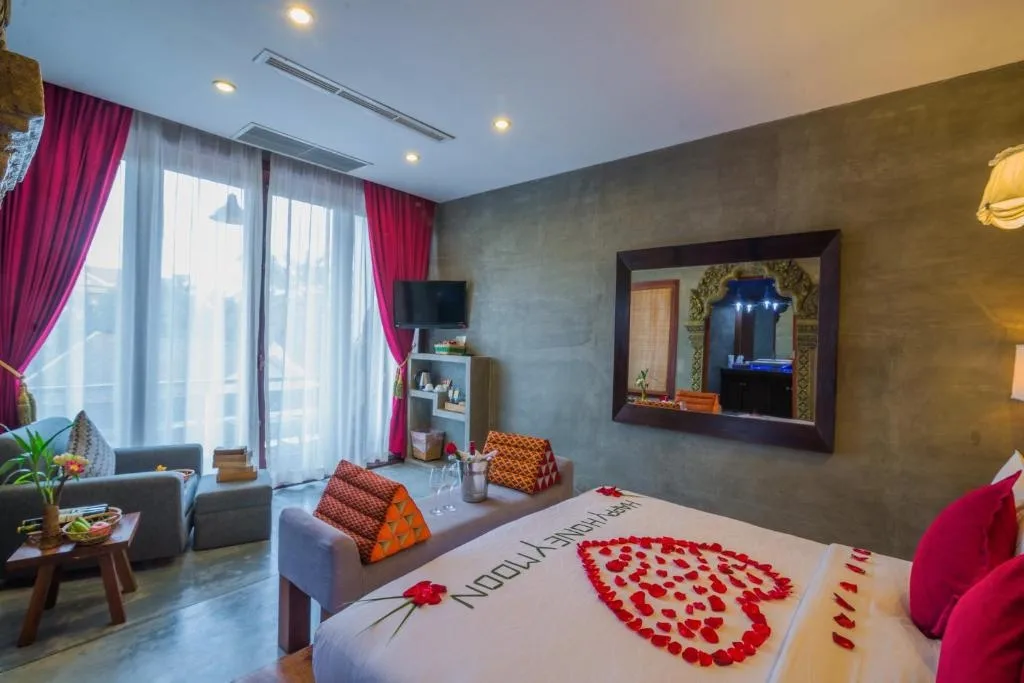 Deluxe King Suite with Pool View