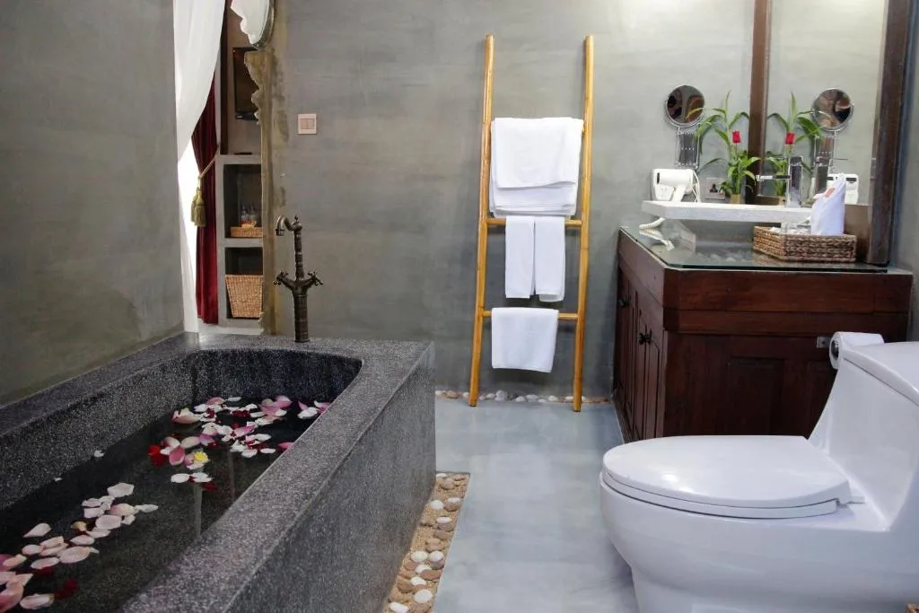 Deluxe King Suite with Pool View