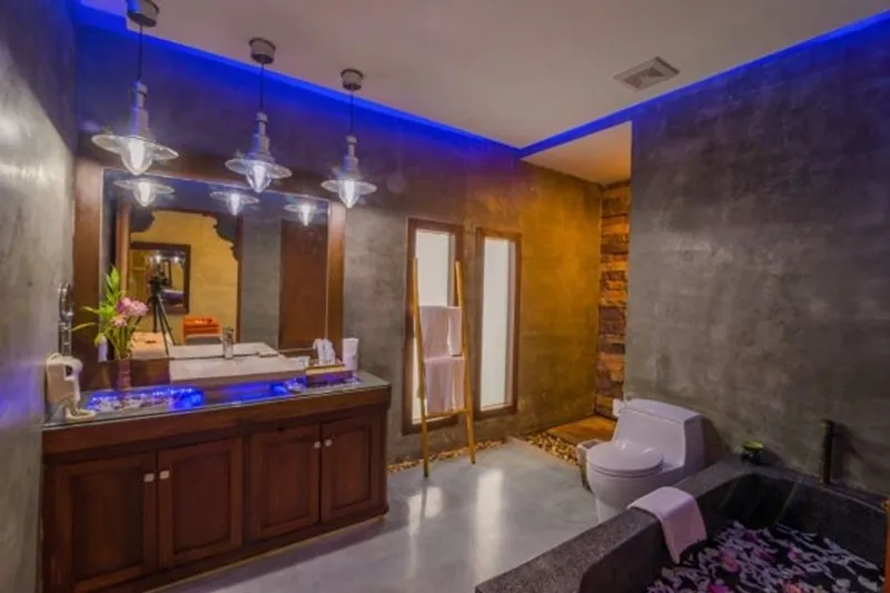 Deluxe King Suite with Pool View