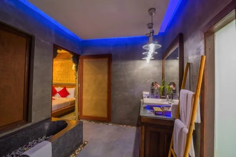 Deluxe King Suite with Pool View