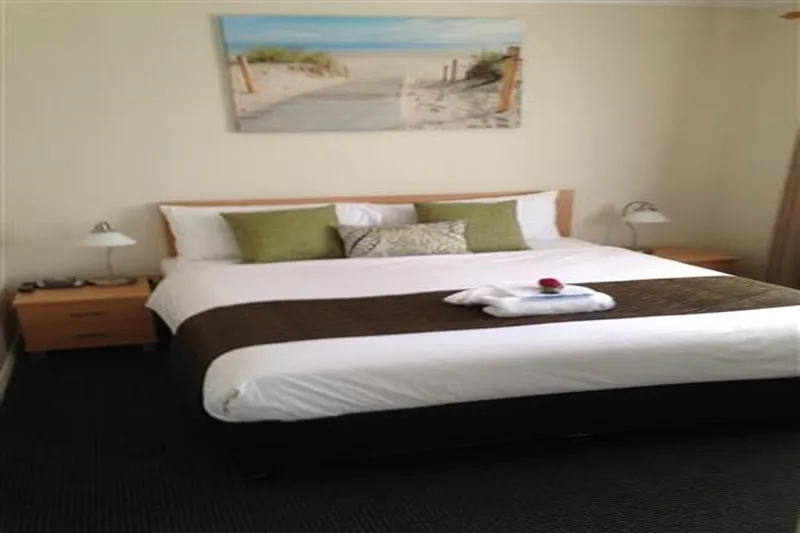 King Deluxe One Bedroom w Courtyard